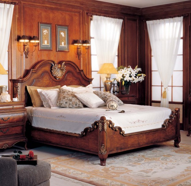 Windsor Bed shown in Mahogany finish